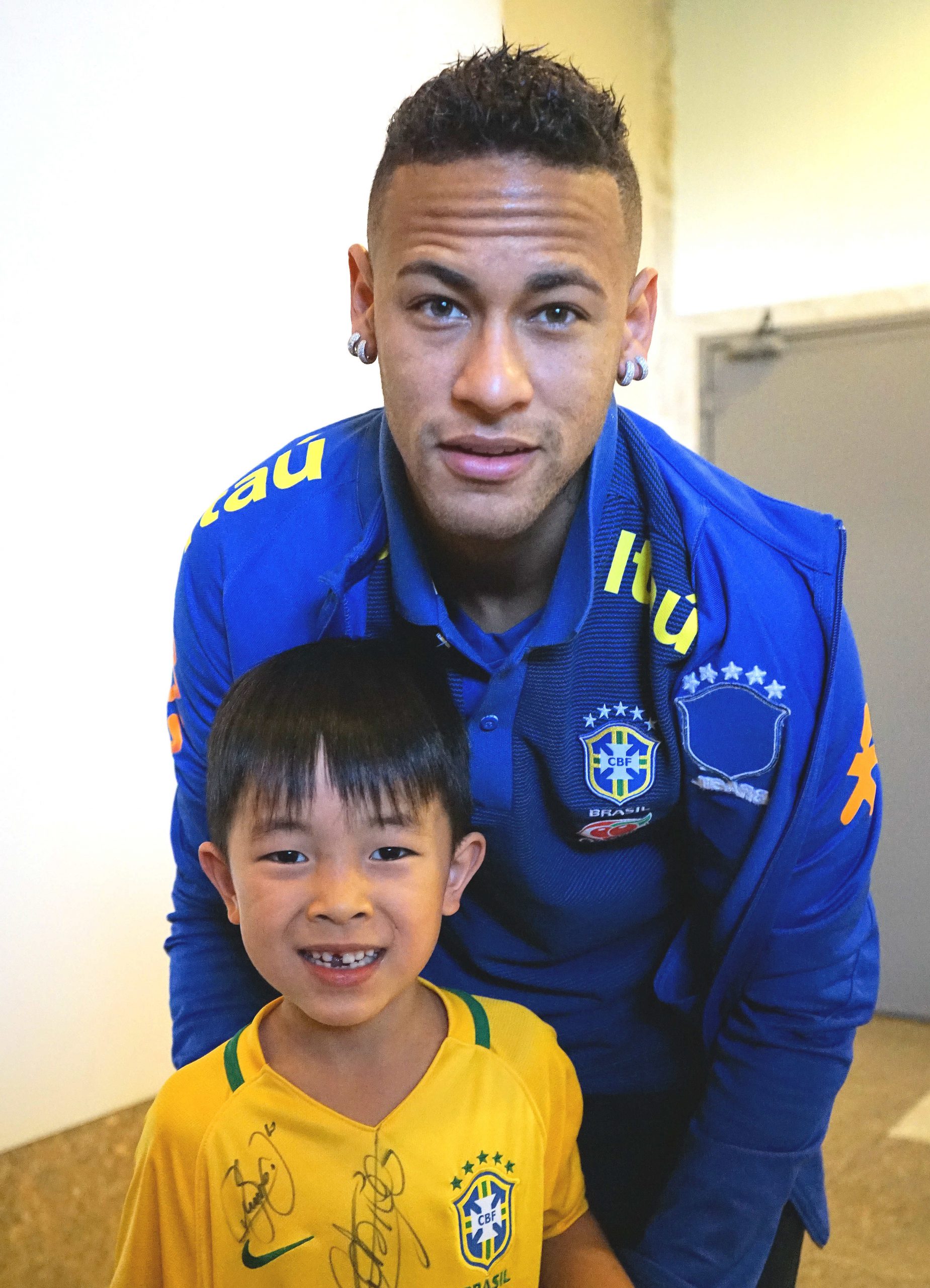 Com o jogador Neymar